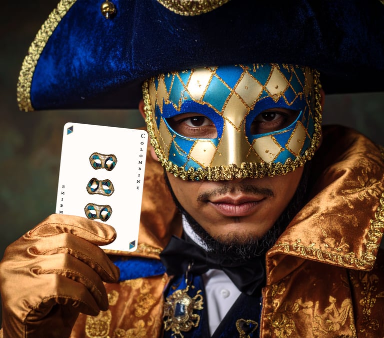 Homme avec masque Colombine tenant une carte