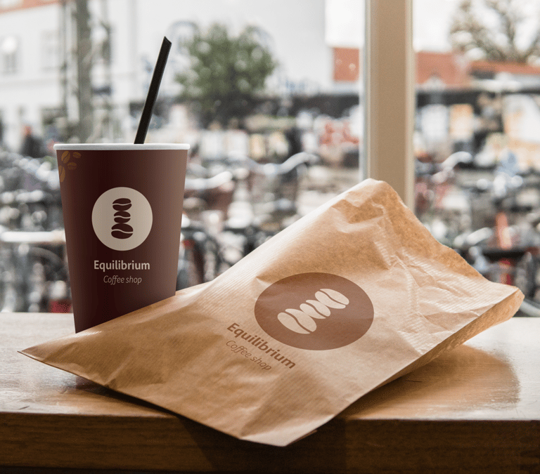 Equilibrium Coffee Shop cup et sac kraft avec le logo