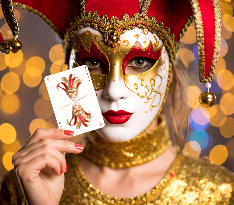 Femme avec masque Joker tenant une carte