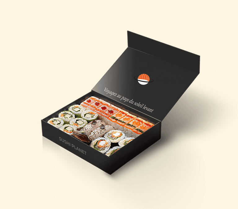 Sushi Planet box deluxe noire avec logo et baseline "voyagez au pays du soleil levant"