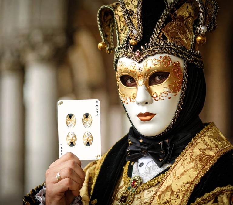 Homme avec masque Volto tenant une carte