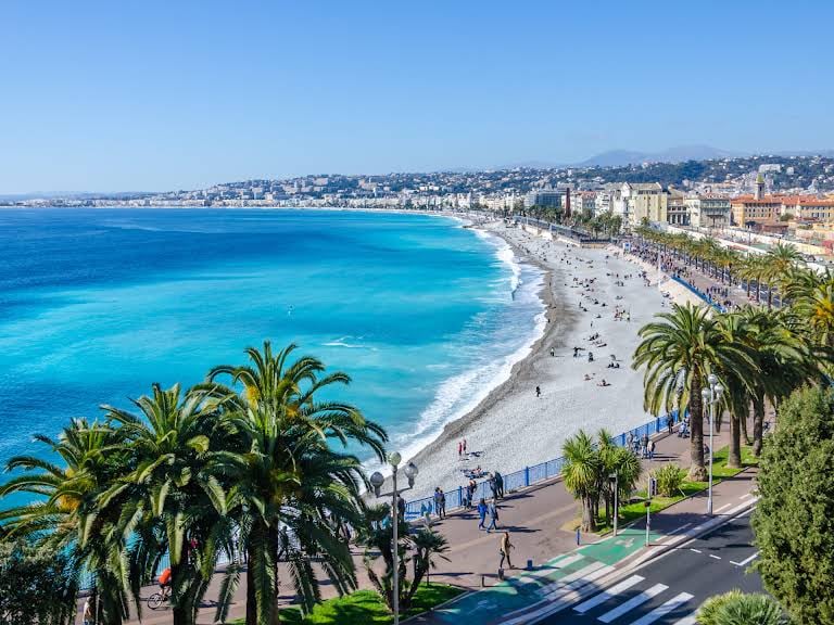 Vue en hauteur de Nice sur la mer, la plage, et la Promenade des Anglais