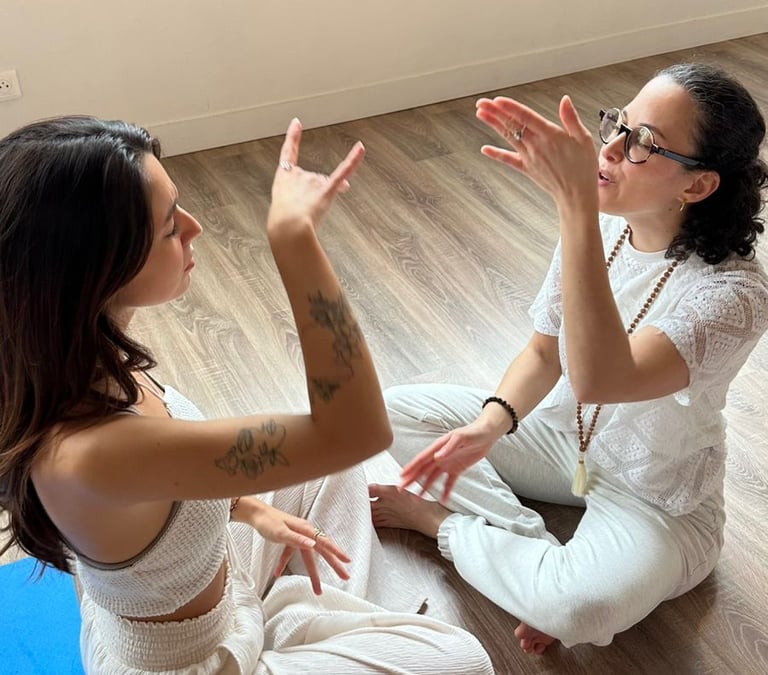 Participant accompagne en seance individuelle de Yatra Kundalini Activation