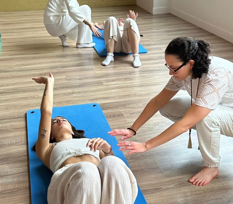 Participant en etat de transe consciente lors d’une seance de Yatra Kundalini Activation a Toulouse