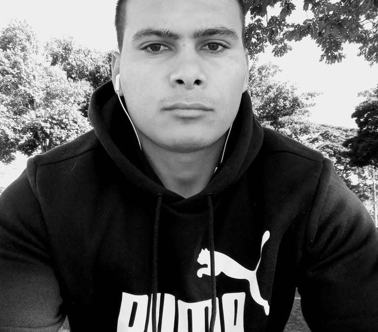 Homem com blusa, fone de ouvido e olhar sério