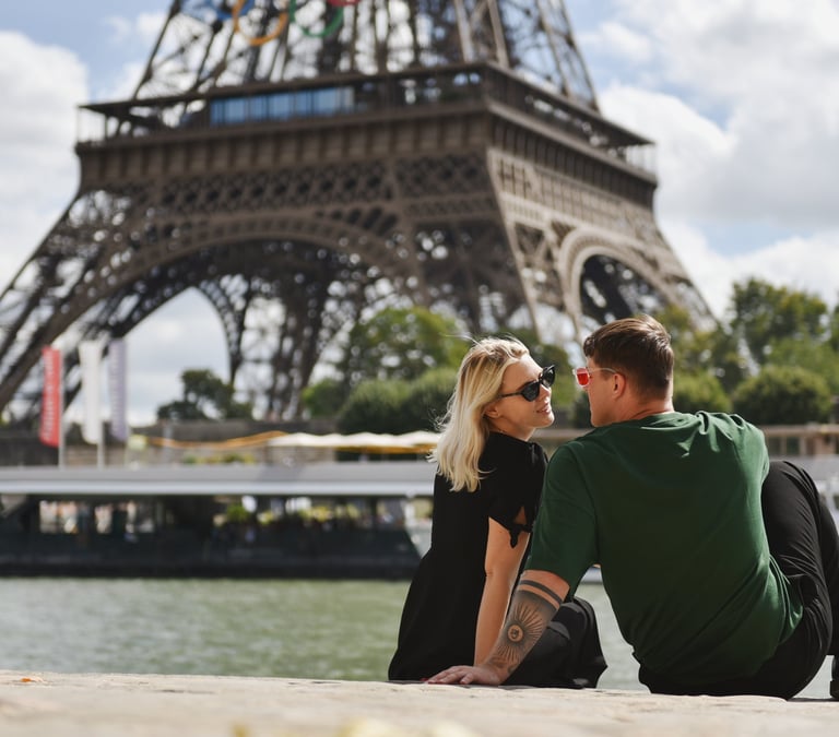 A Paris face à la tour Eiffel, deux amoureux sont assis sur les bords de Seine