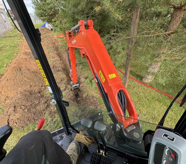 zemes kasimo darbai, kasama transeja, elektros ivadui, klojamas kabelys, uzpilama smeliu ir juosta