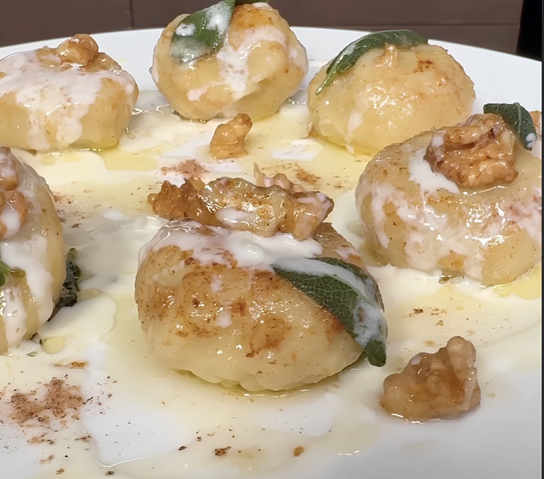 Gnocchi ripieni di Gorgonzola dolce Palzola con salsa cremosa, noci e salvia