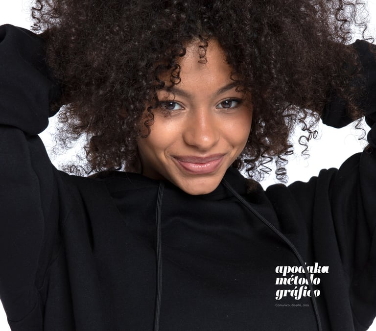 Sudadera negra con logotipo apodaka método gráfico, diseño de logotipo en Las Palmas
