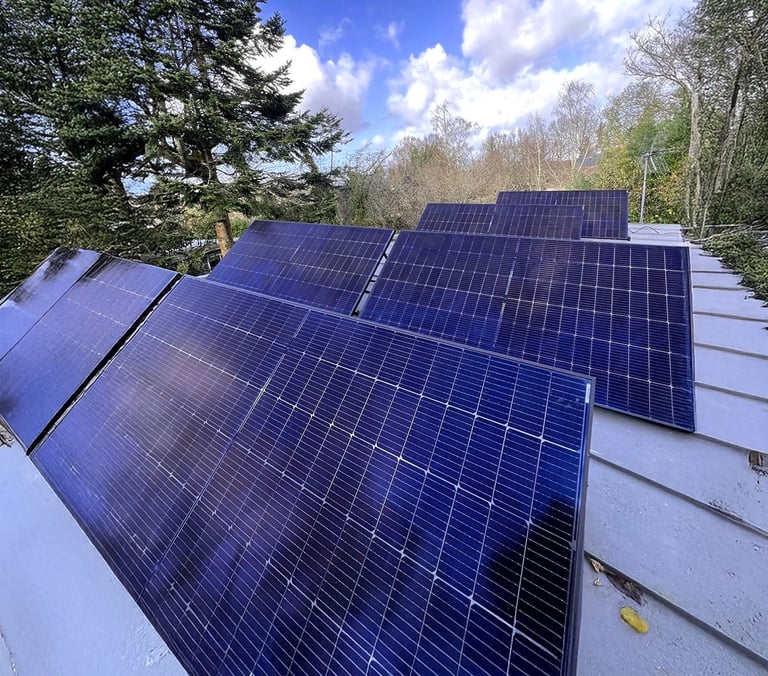 Station solaire SOLARPRO installée sur une toiture terrasse