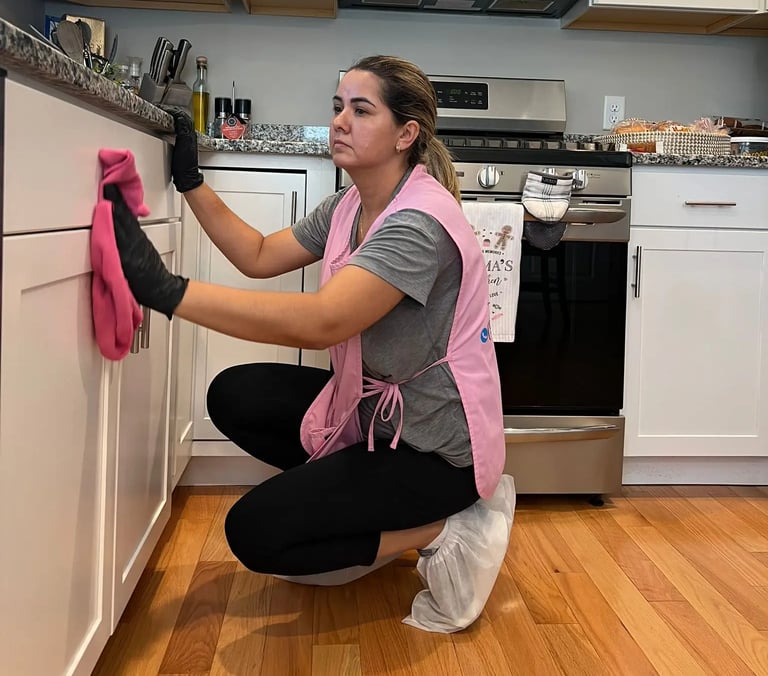 Simone, profissional da Simone Cleaning Services Inc., realizando limpeza profunda em um quarto na c