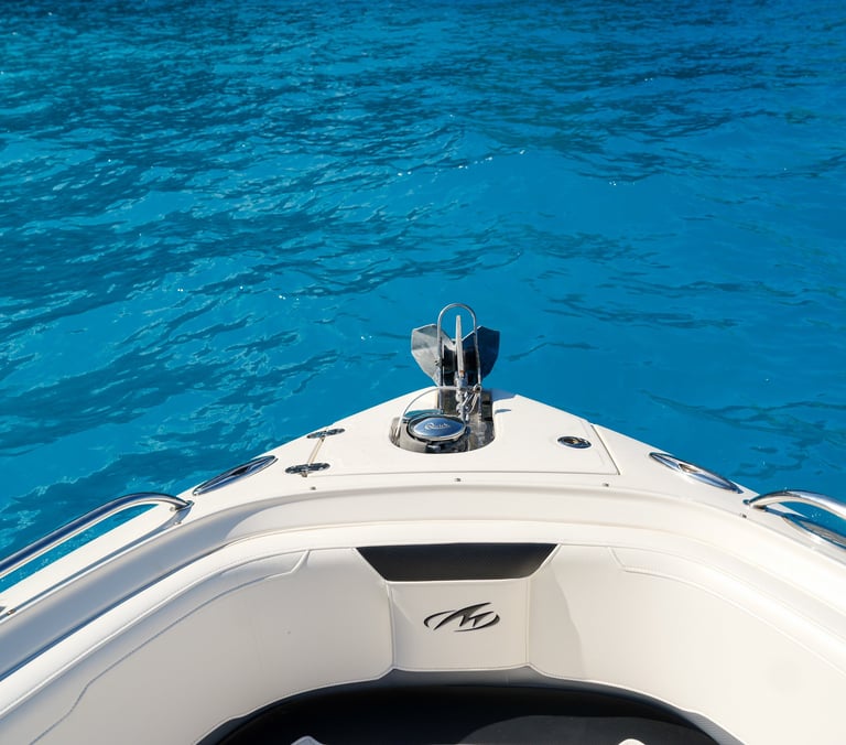Bootsspitze im tÜrksfarbenen wasser vor der KÜste von Mallorca