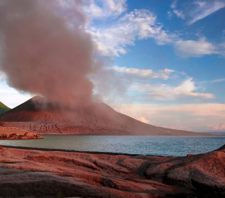 Vulcão ativo em Rabaul, Nova Guiné.