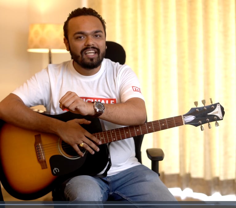 Guitar teacher teaching guitar in musicwale's recorded guitar courses