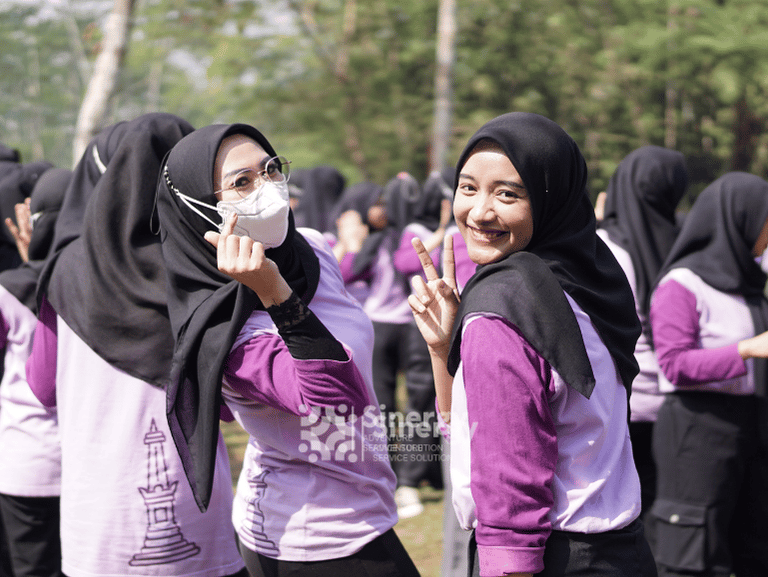 Peserta outbound sedang mengikuti fun games di area outdoor Jogja