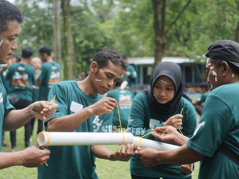 Peserta kegiatan outbound team building berpartisipasi dalam permainan kerja sama tim untuk meningkatkan keterampilan komunik