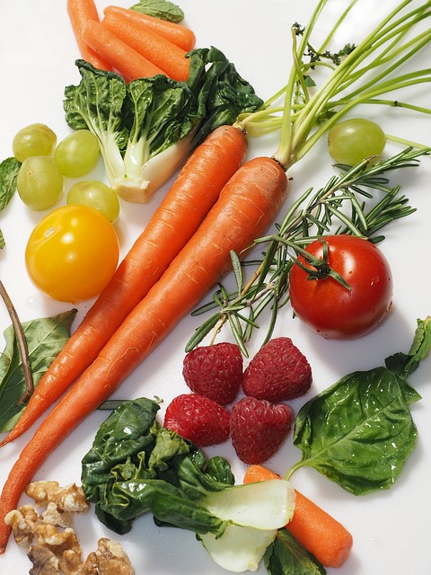 une variété de fruits et légumes sur une surface blanche