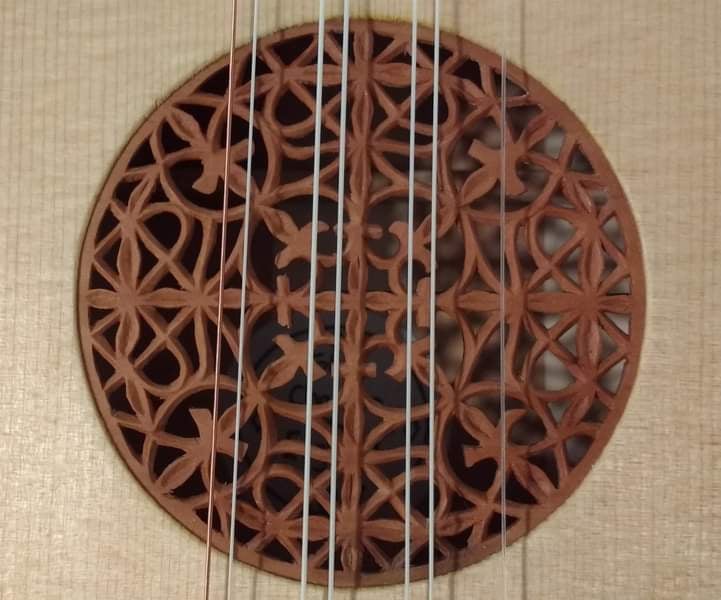 Vihuela rose in limewood
