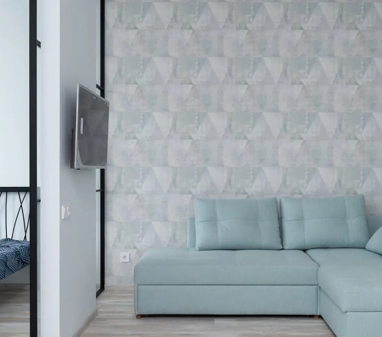 Salon bleu avec tenture murale, recouvert de tissu bleu ciel 