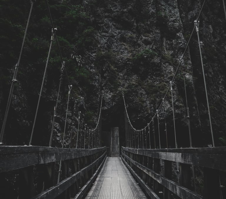Un pont menant vers une montagne, symbolisant la guidance spirituelle à travers l'inconnu.