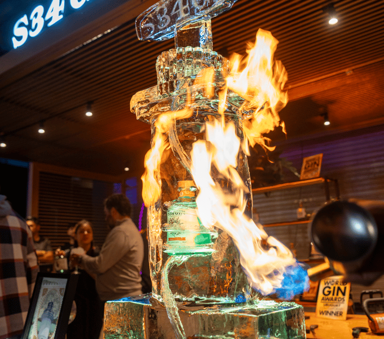 escultura de hielo con fuego para gin S34 en el campo argentino de polo activacion efimera de hielo