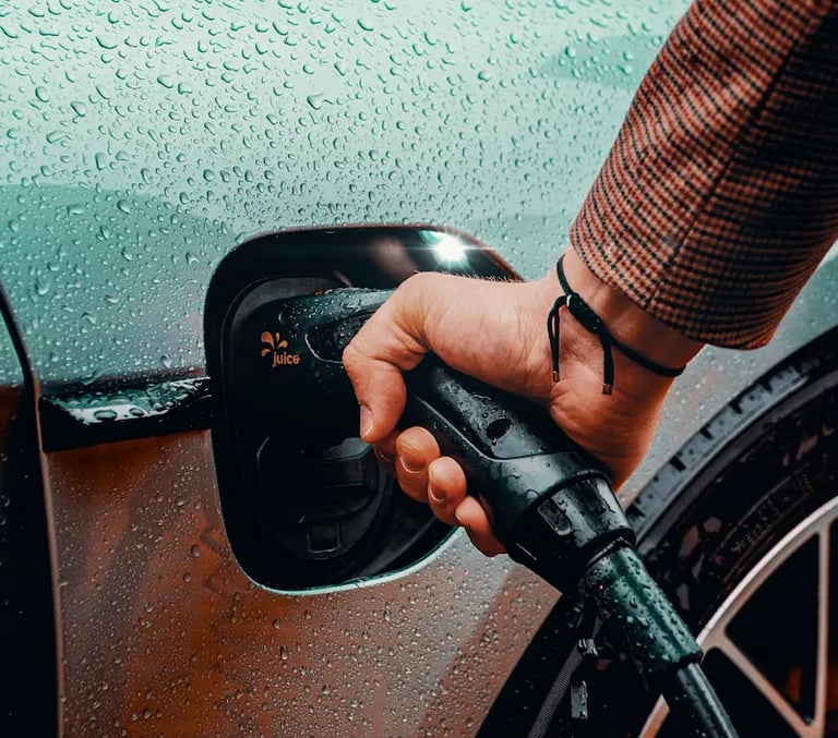 Borne de recharge universelle Flo X3 installée sur un mur de garage extérieur à Candiac pour un véhi
