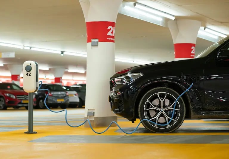 Borne de recharge pour voiture électrique installée dans un garage par JLS Électrique