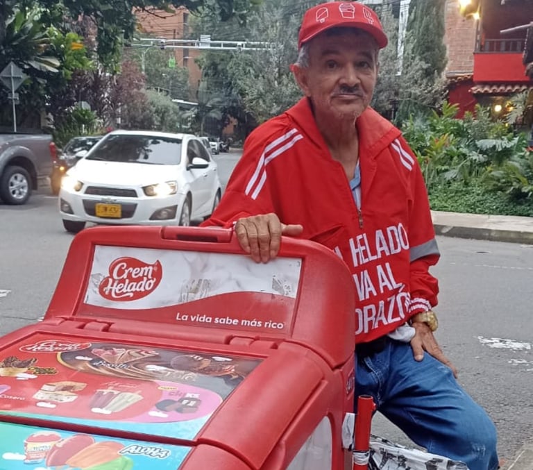 Leo Quintero, haciendo una parada en una esquina de una calle en Medellín, después de una extenuante