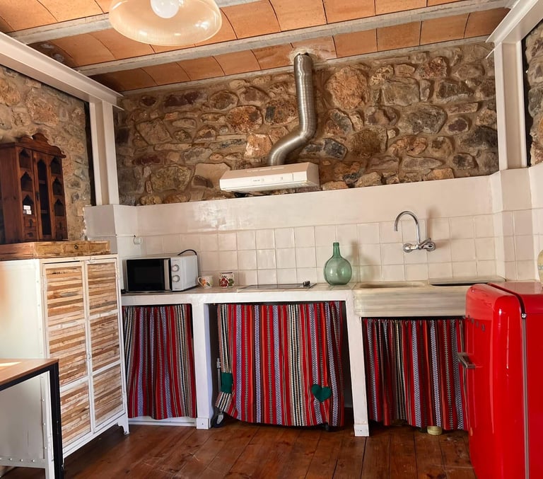 Cocina rústica con detalles tradicionales en la casa rural La Calma, Fuentes de Ayódar