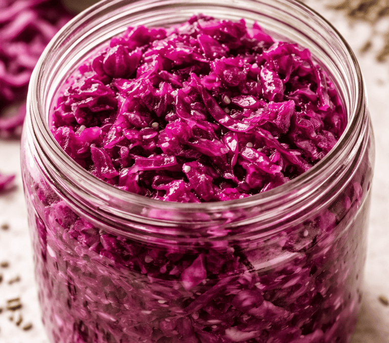 Un frasco de vidrio lleno de chucrut de col morada fermentada, vibrante.