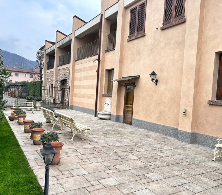 Tinteggiatura facciata con effetto decorativo velato mosso in stile europeo