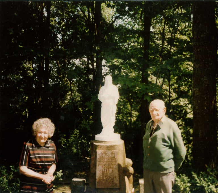 tautkunai-viktorija-ir-klemensas-jonas-padares-si-paminkla