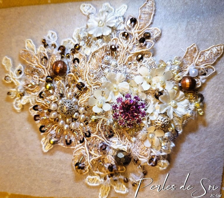 Magnifique broche or et mauve créée par JC Gal pour Perles de Soi