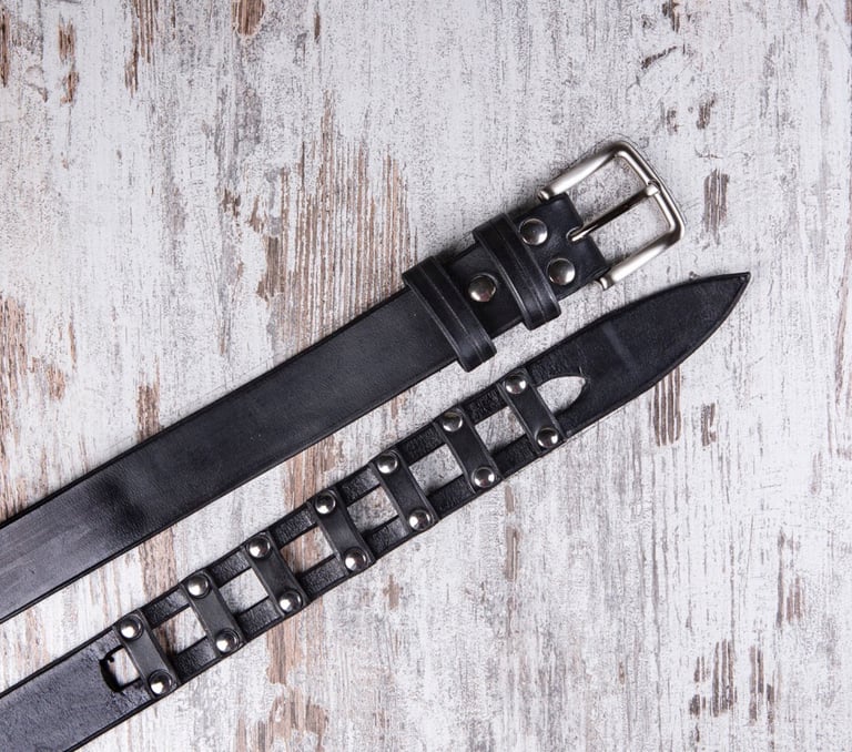 Cintura in cuoio nera Crazy Black di MaxCuoio stesa su un tavolo