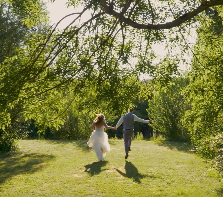 couple qui court filmé par vidéaste mariage à dinan