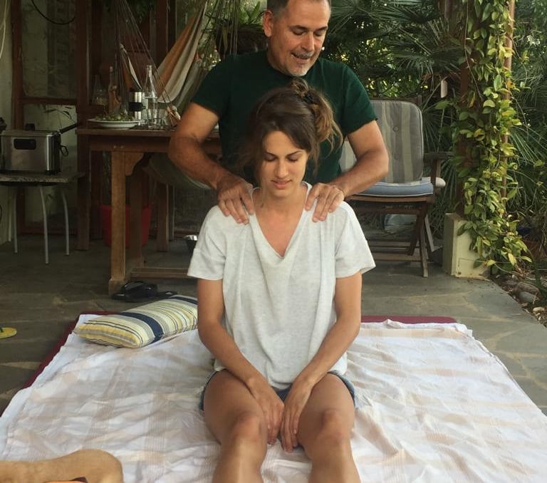 masajista ihace presion angular sobre las escapulas