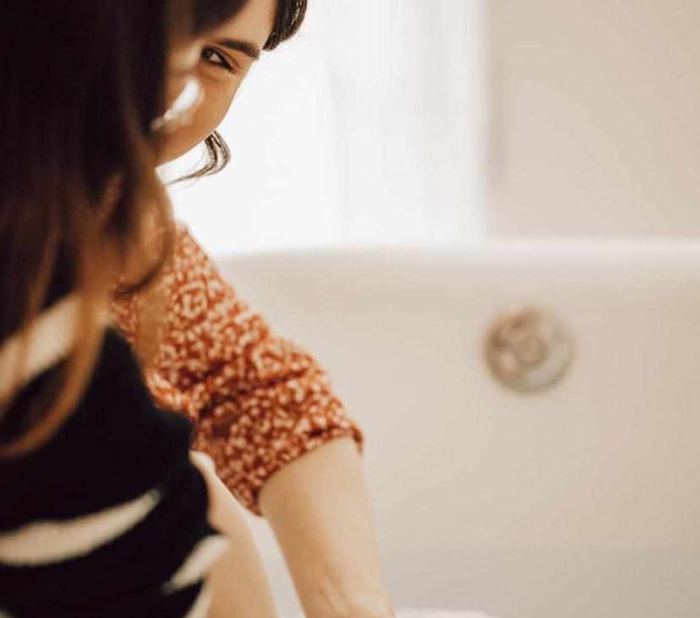 bain enveloppé avec mains et regards de maman