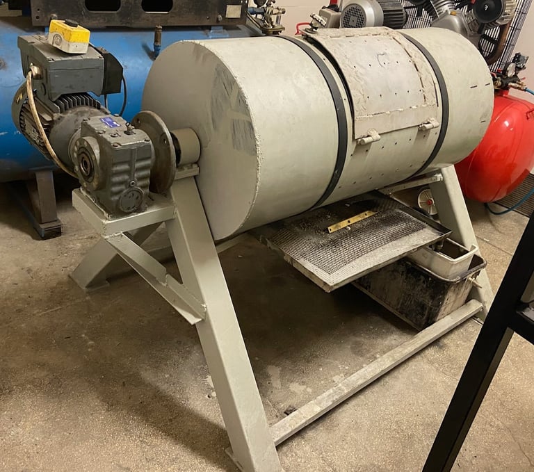 Drum deburring machine