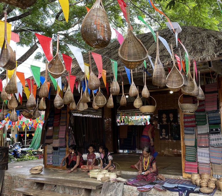 Famille laotienne dans un village au Laos