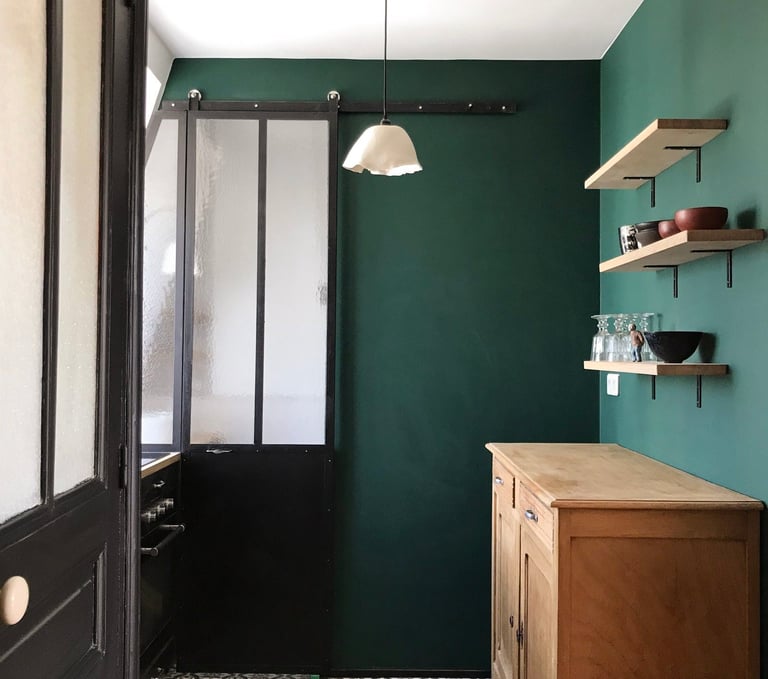 Cuisine moderne vert foncé avec porte verrière atelier coulissante