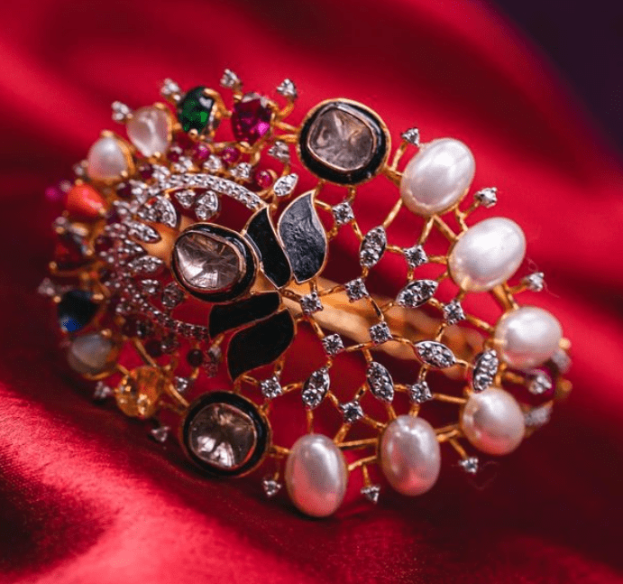 a close up of a brooched brooched brooched brooch