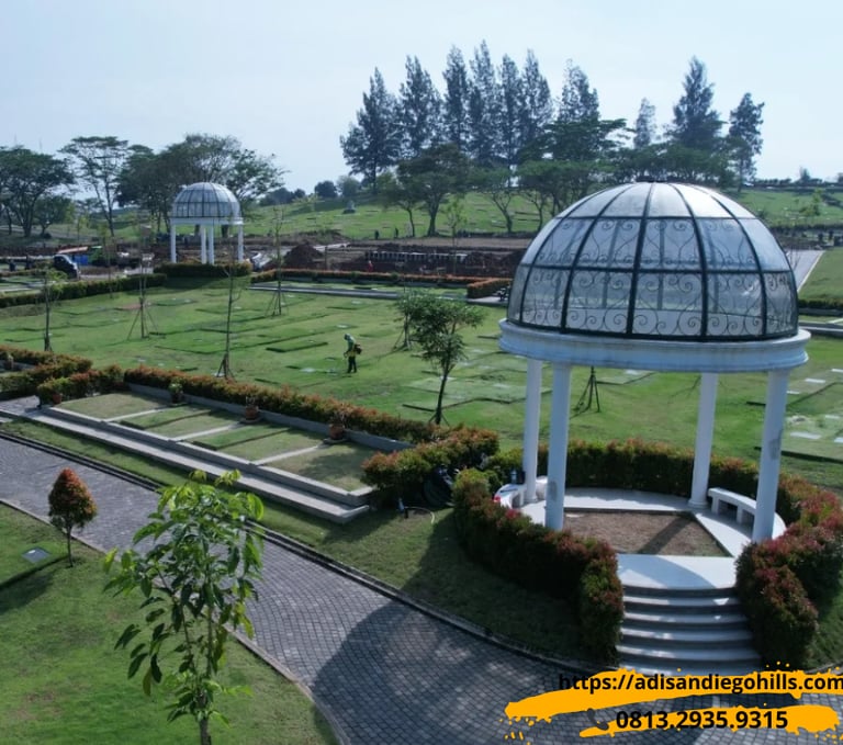 Petugas pemotong rumput di san diego hills memorial park dengan jadwal perawatan
