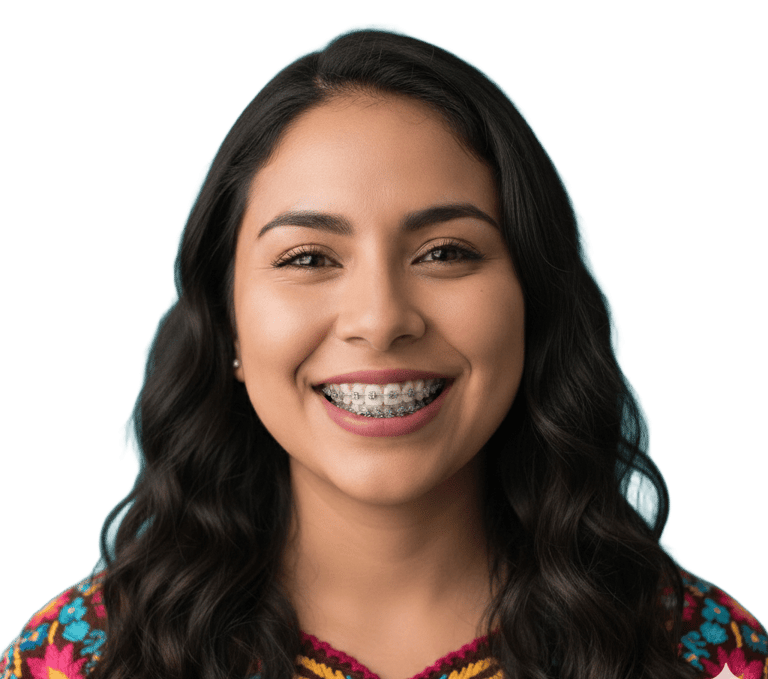 Joven hispana sonriente con cabello oscuro y ondulado, usando brackets dentales y una blusa bordada 