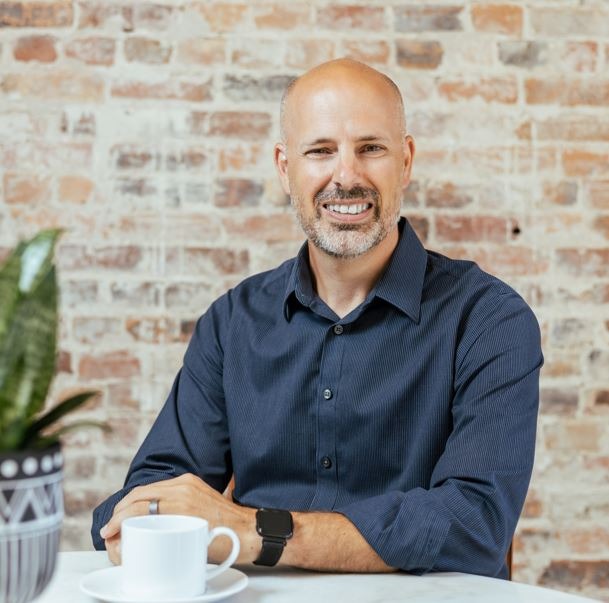 Dennis Geelen – Solopreneur coach, author, and speaker