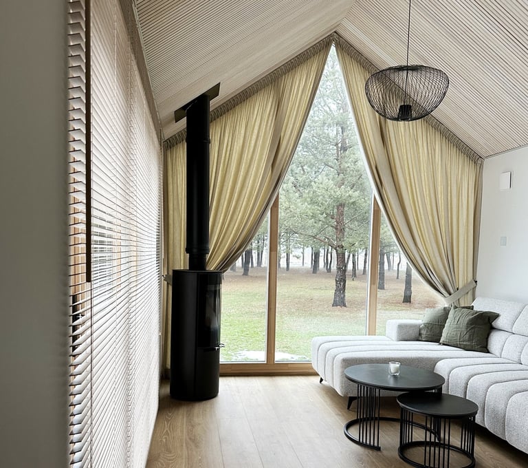 medinės žaliuzės ir šlaitinio lango užuolaidos