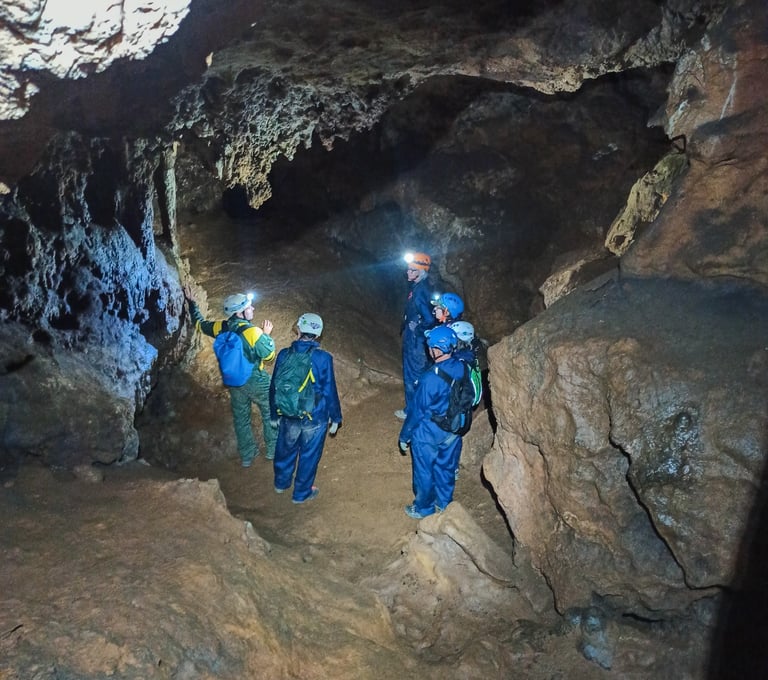 guia y grupo dentro de una cueva