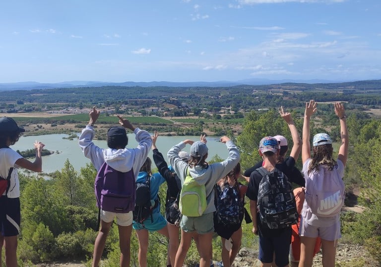 Enfants observant un magnifique panorama lors d'une colo croisière le long du Canal du Midi