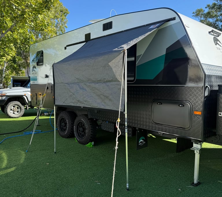 Durable privacy screen for caravans, designed for shade, wind protection, and added comfort