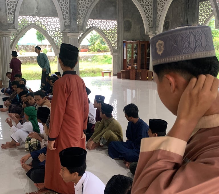 santri darussajidin bersiap mendengarkan kajian rutin di masjid