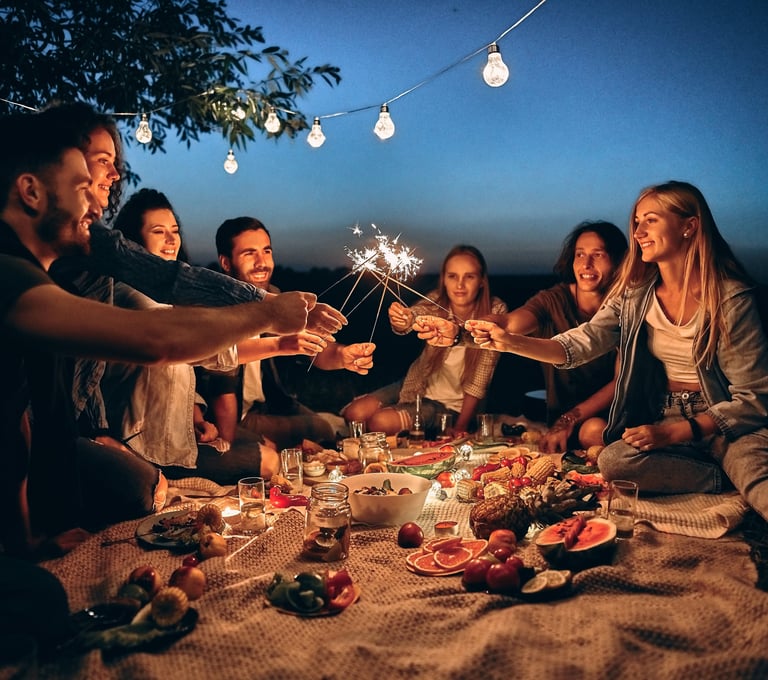 Célébration de vie en soirée avec proches, dans une ambiance lumineuse et symbolique